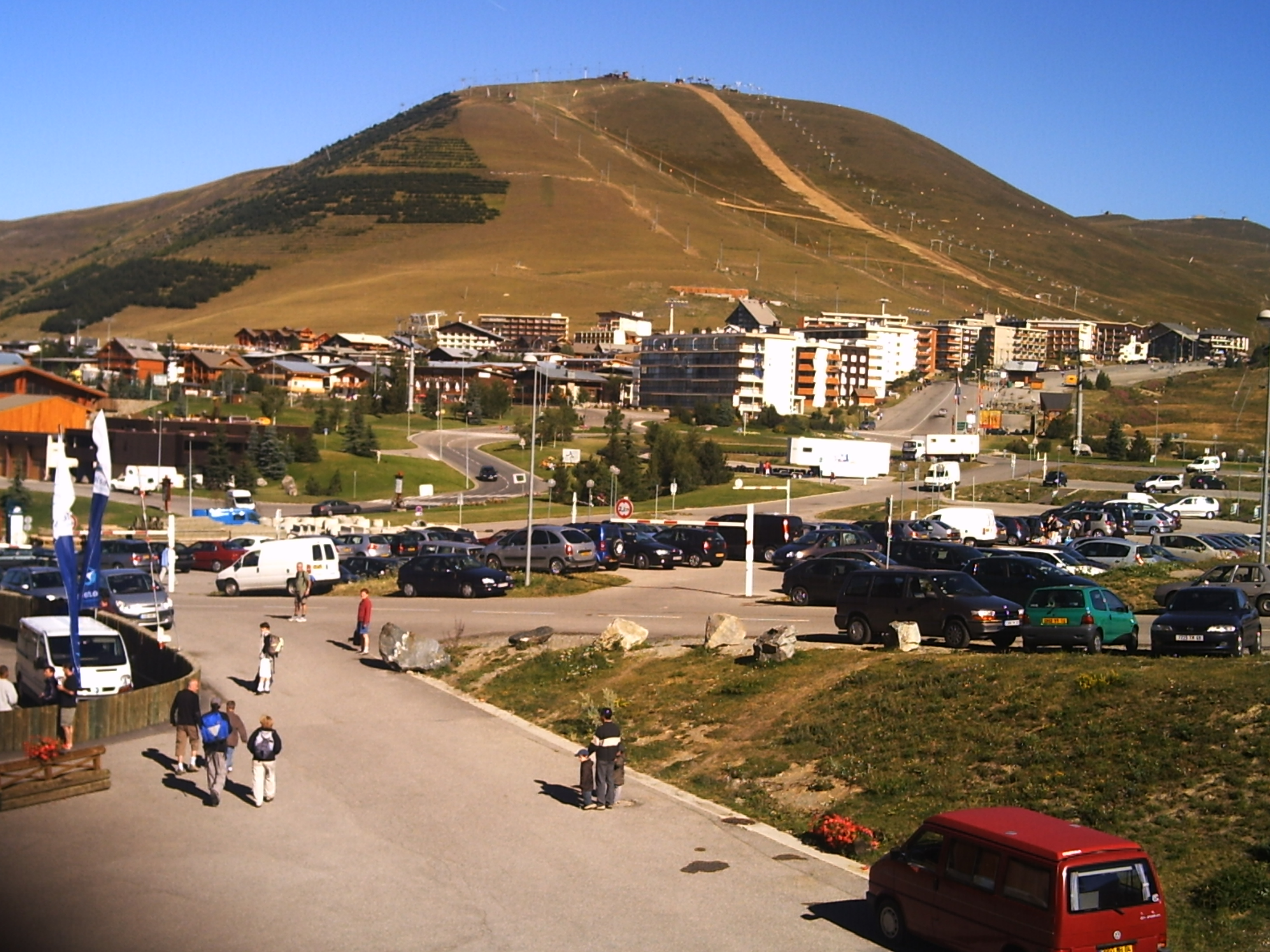 Big Resort or Balanced Resort? Les Arcs vs Alpe d'Huez for a Mixed Group